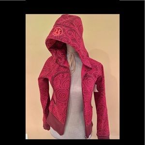 XS Lululemon “rosebud” zip-up fits a size 0-2